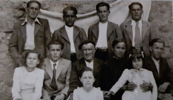 Esta foto no es de Pilar, sino de su marido, Jesús, el segundo en la fila de arriba. Corresponde a la misma época en que Pilar fue a Madrid y refleja perfectamente la España rural de 1948.